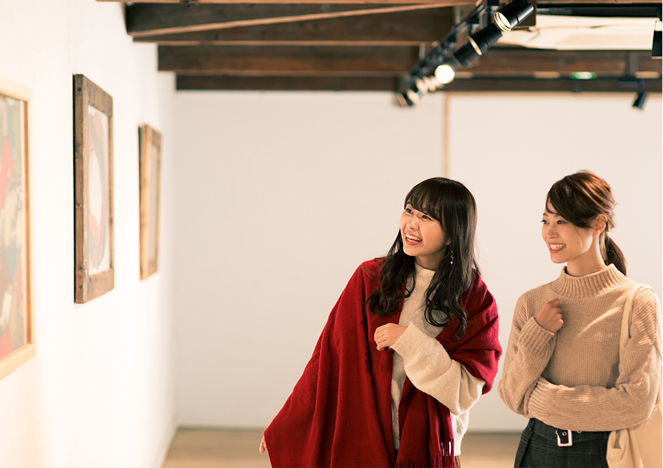 まるで小さな美術館!?学生展示物 イメージ画像